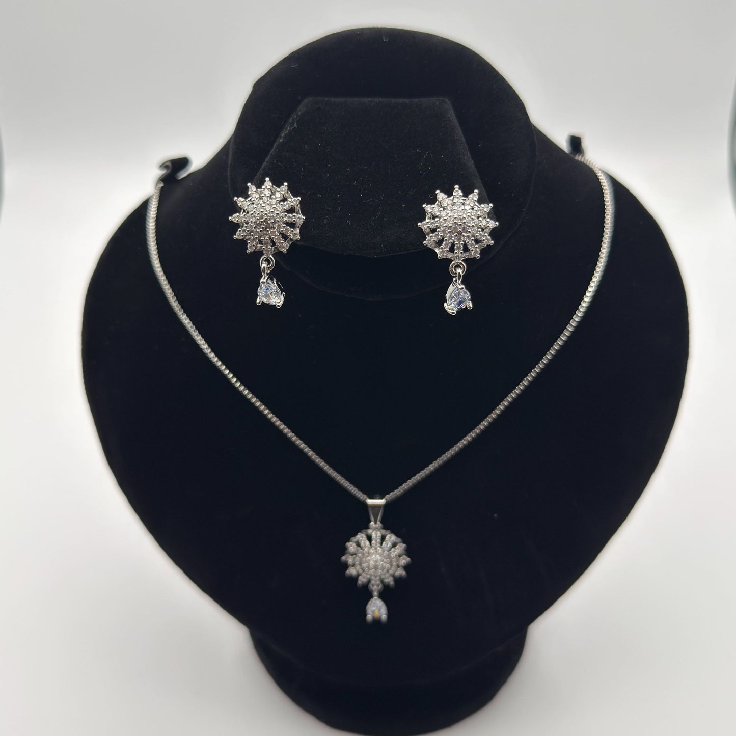 RADIANT GLOW – JESBYE SILVER-PLATED SUNBURST LOCKET SET WITH STONES